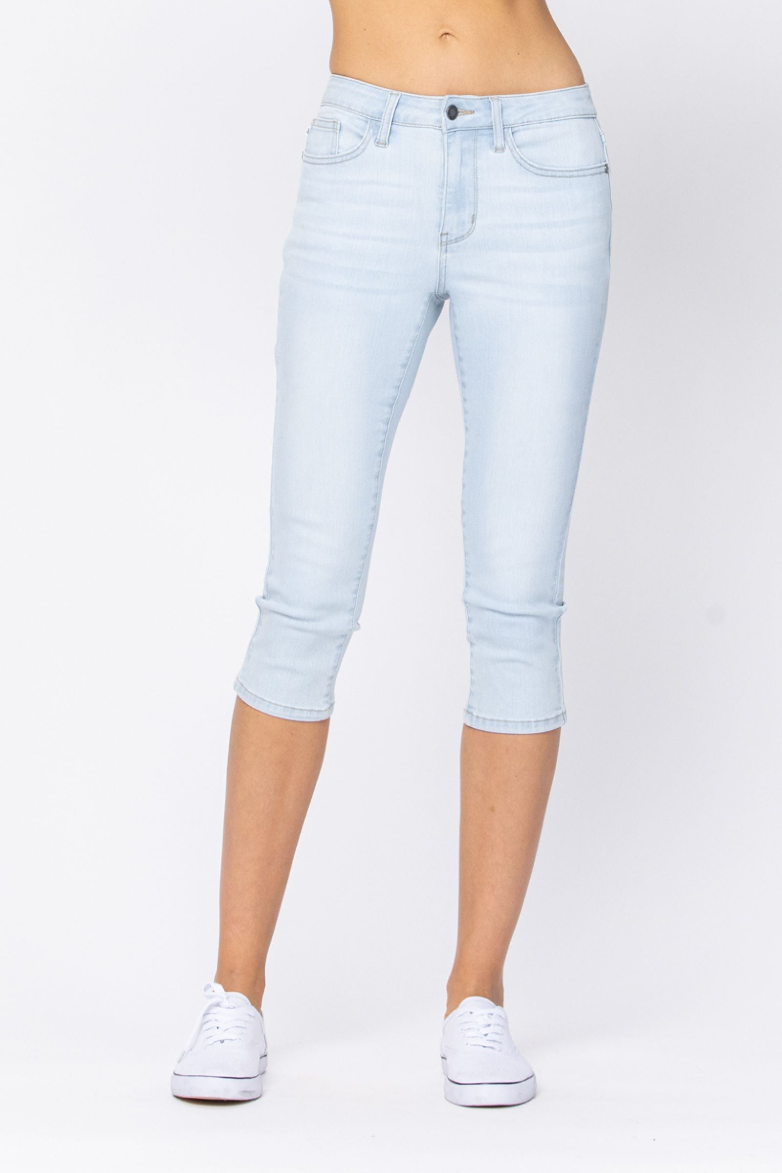 Judy Blue Mid-Rise Light Wash Capri
