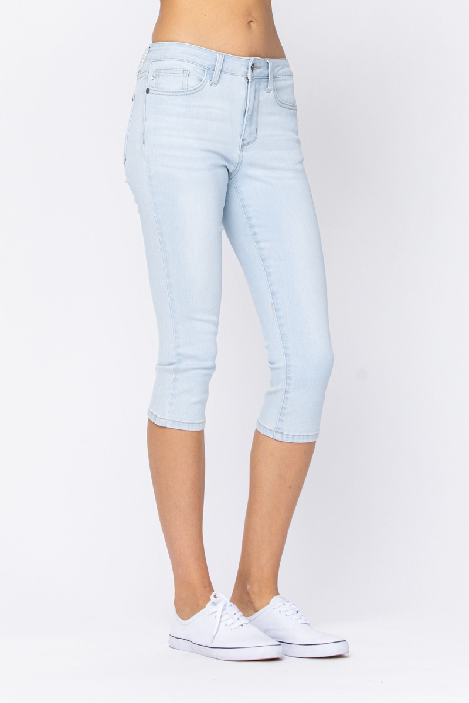 Judy Blue Mid-Rise Light Wash Capri