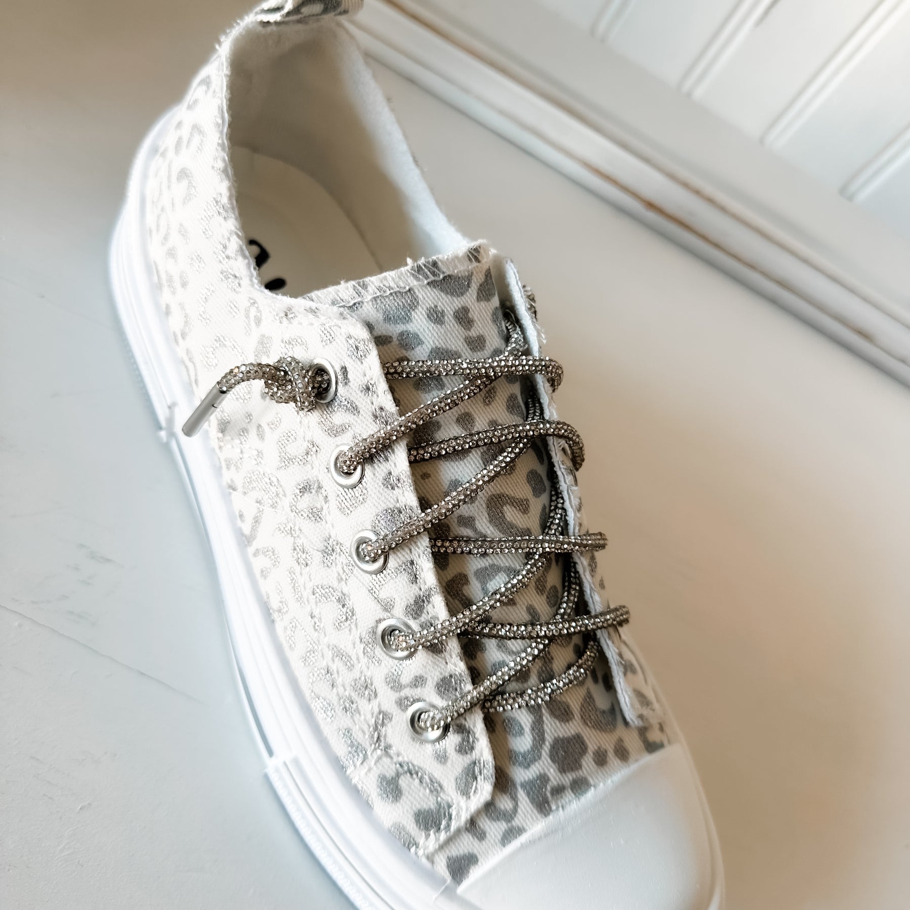 Aman Sneaker - White Silver