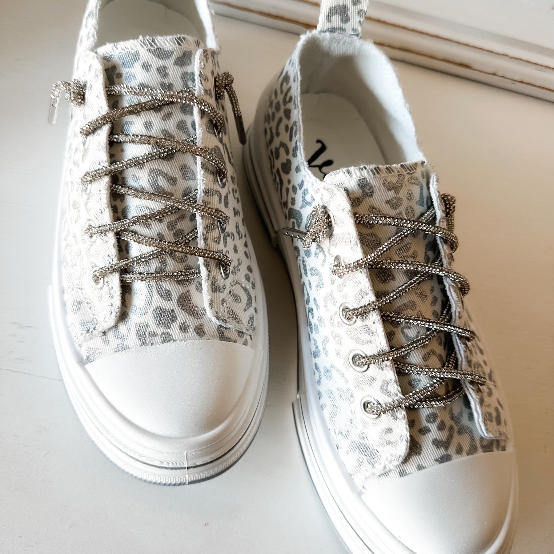 Aman Sneaker - White Silver