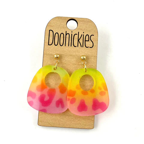 1.5" Gracie Acrylic Dangle Earrings - Rainbow Leopard Pink Ombre