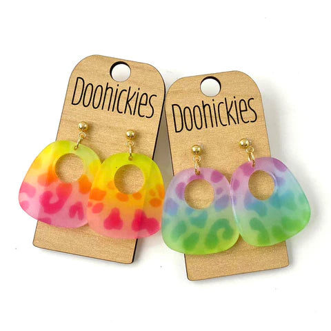 1.5" Gracie Acrylic Dangle Earrings - Rainbow Leopard Pink Ombre