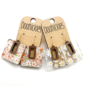 1.5" Spring Floral Bellas Acrylic Earrings - Daisy