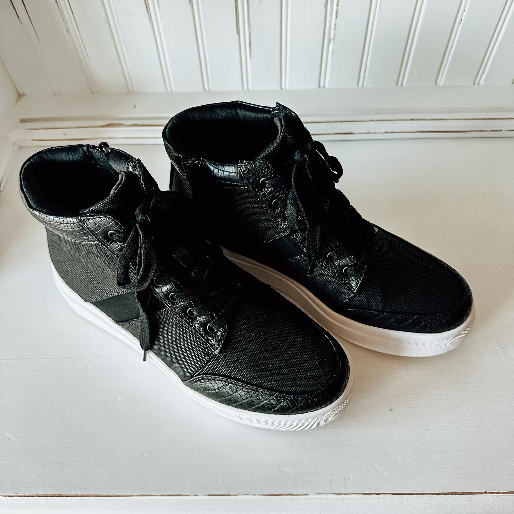 Edisia High-Top Sneaker - Black