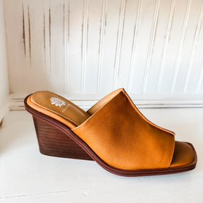 Vellore Wedge Sandal - Tan