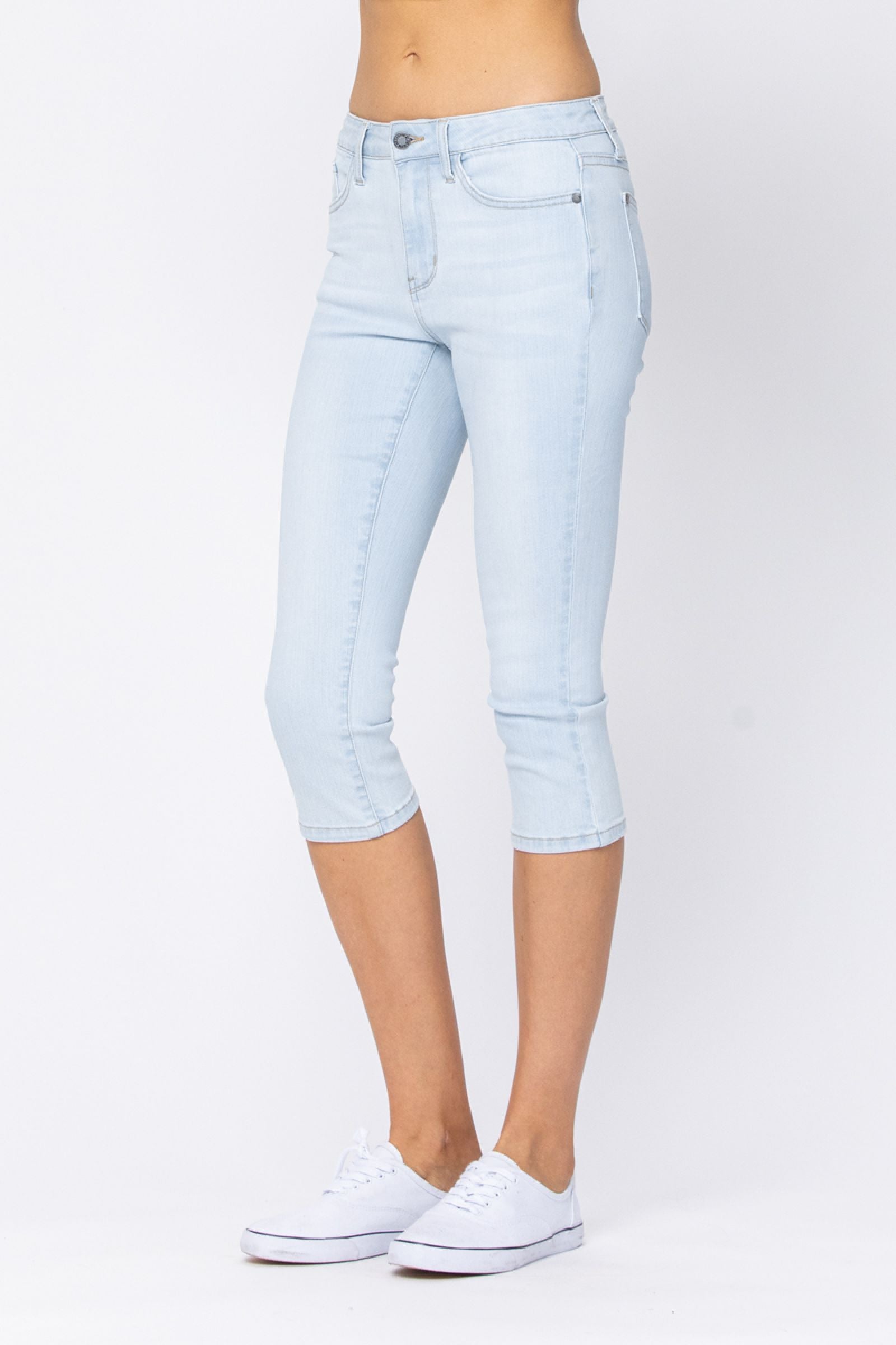 Judy Blue Mid-Rise Light Wash Capri