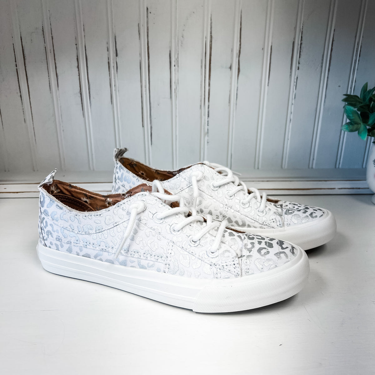 Kyrie Sneaker - White/Silver